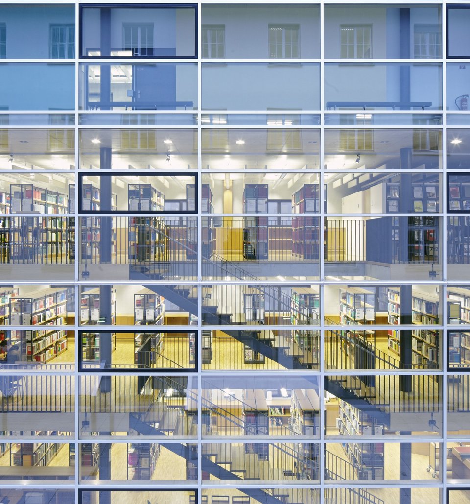 Glasfront der Bibliothek bei Tag